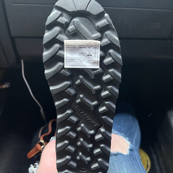 Brand new in box bearpaw  boots in black size 7-8 - Picture 9 of 9